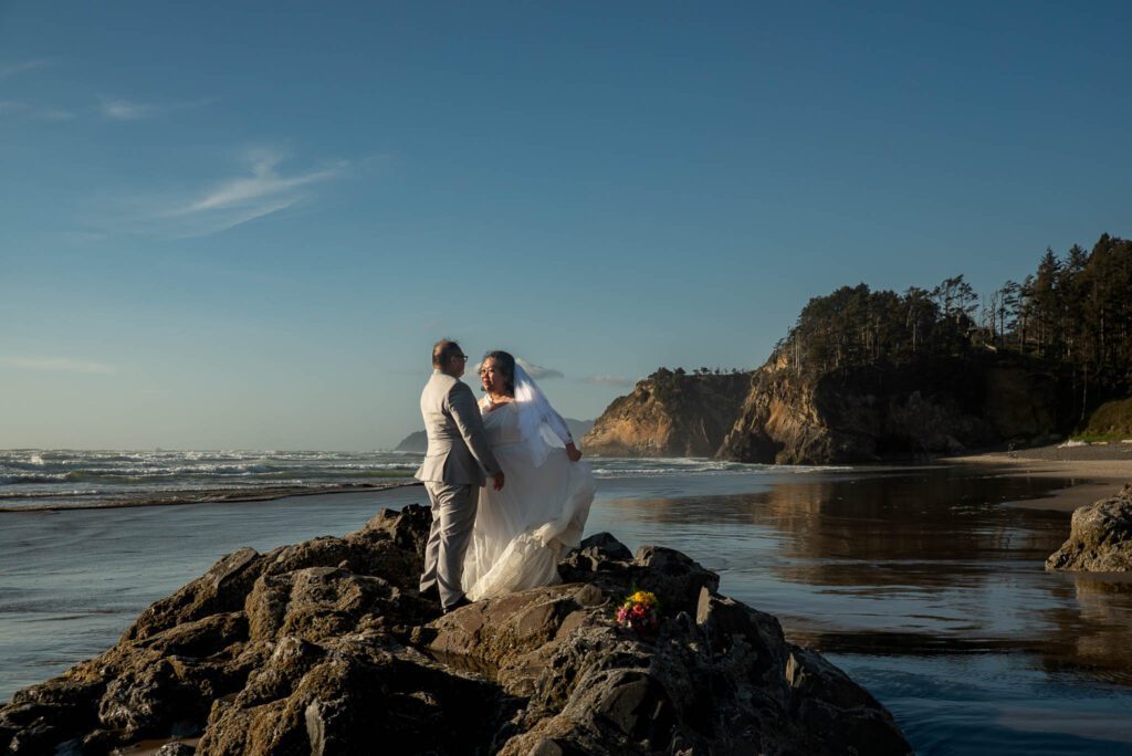 couple eloping on the Oregon Coast