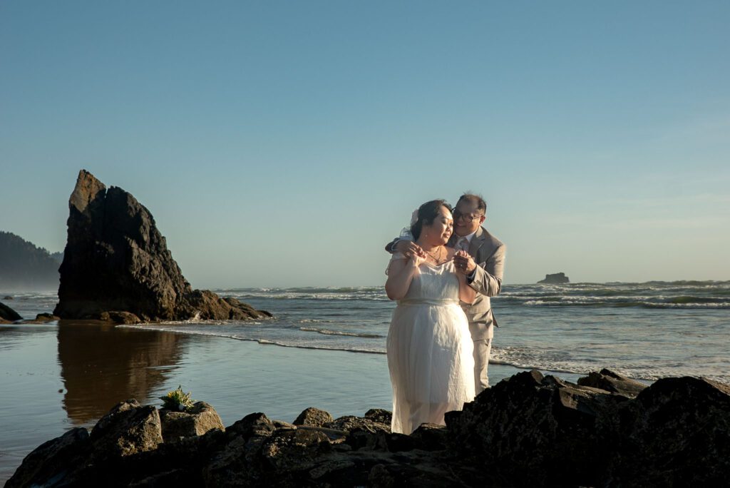 couple eloping on the Oregon Coast
