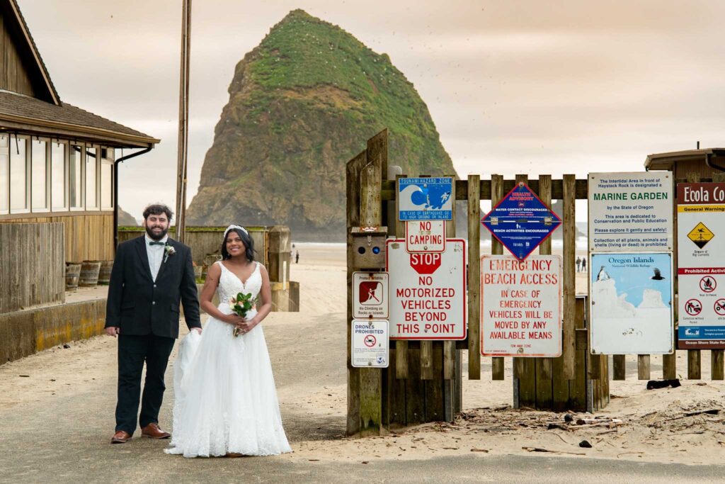 couple eloping on the Oregon Coast