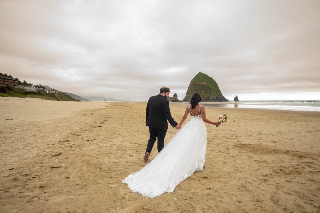 couple eloping on the Oregon Coast