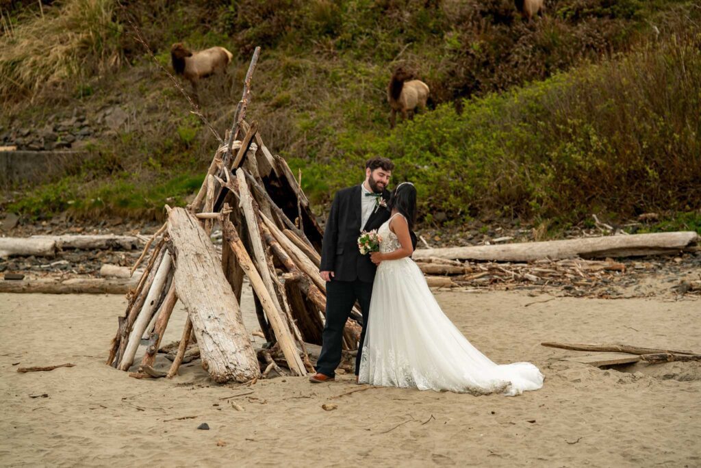 couple eloping on the Oregon Coast