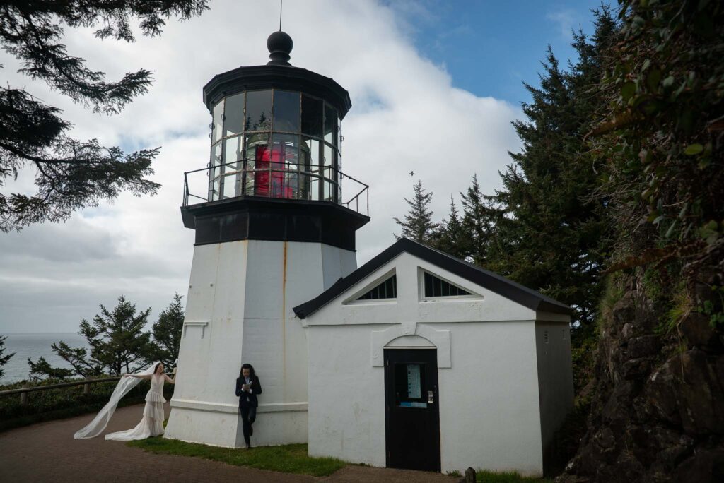 couple eloping on the Oregon Coast