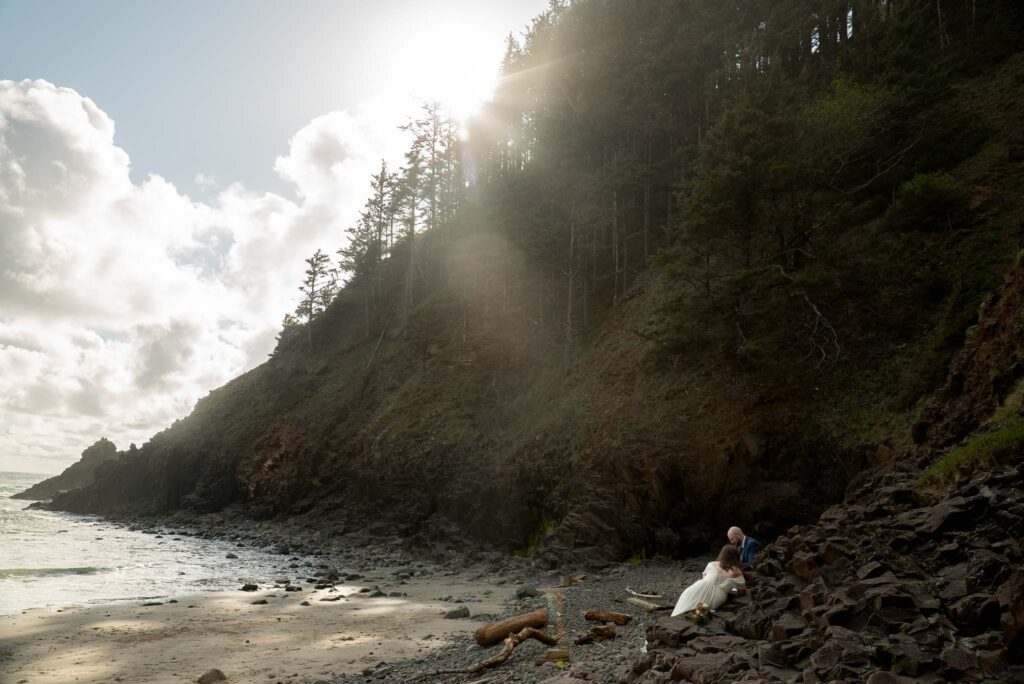 couple eloping on the Oregon Coast