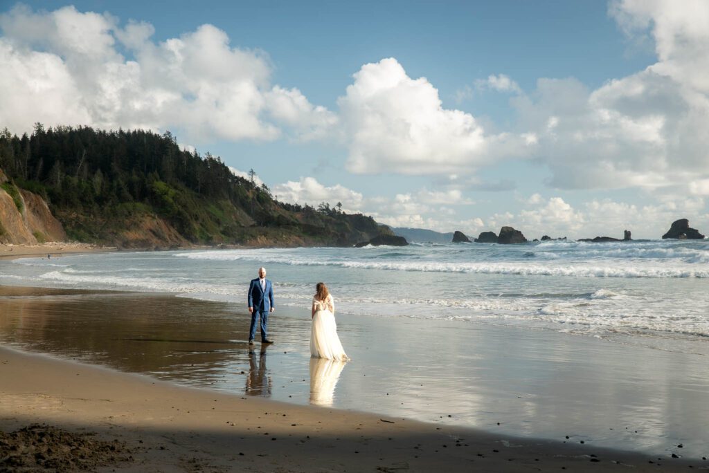 couple eloping on the Oregon Coast