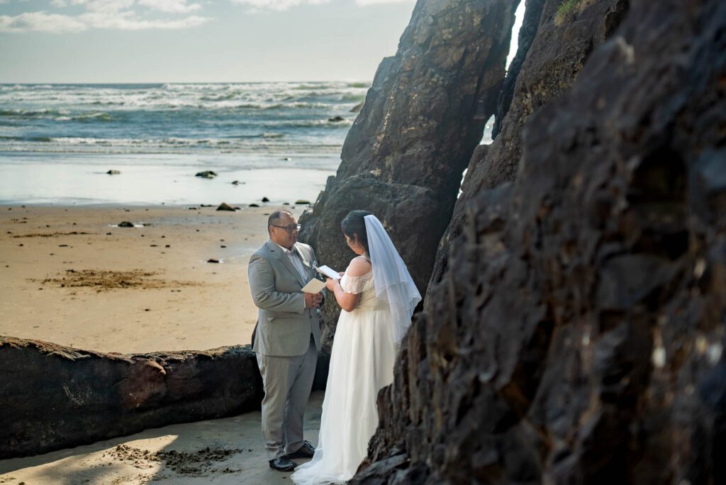couple eloping on the Oregon Coast