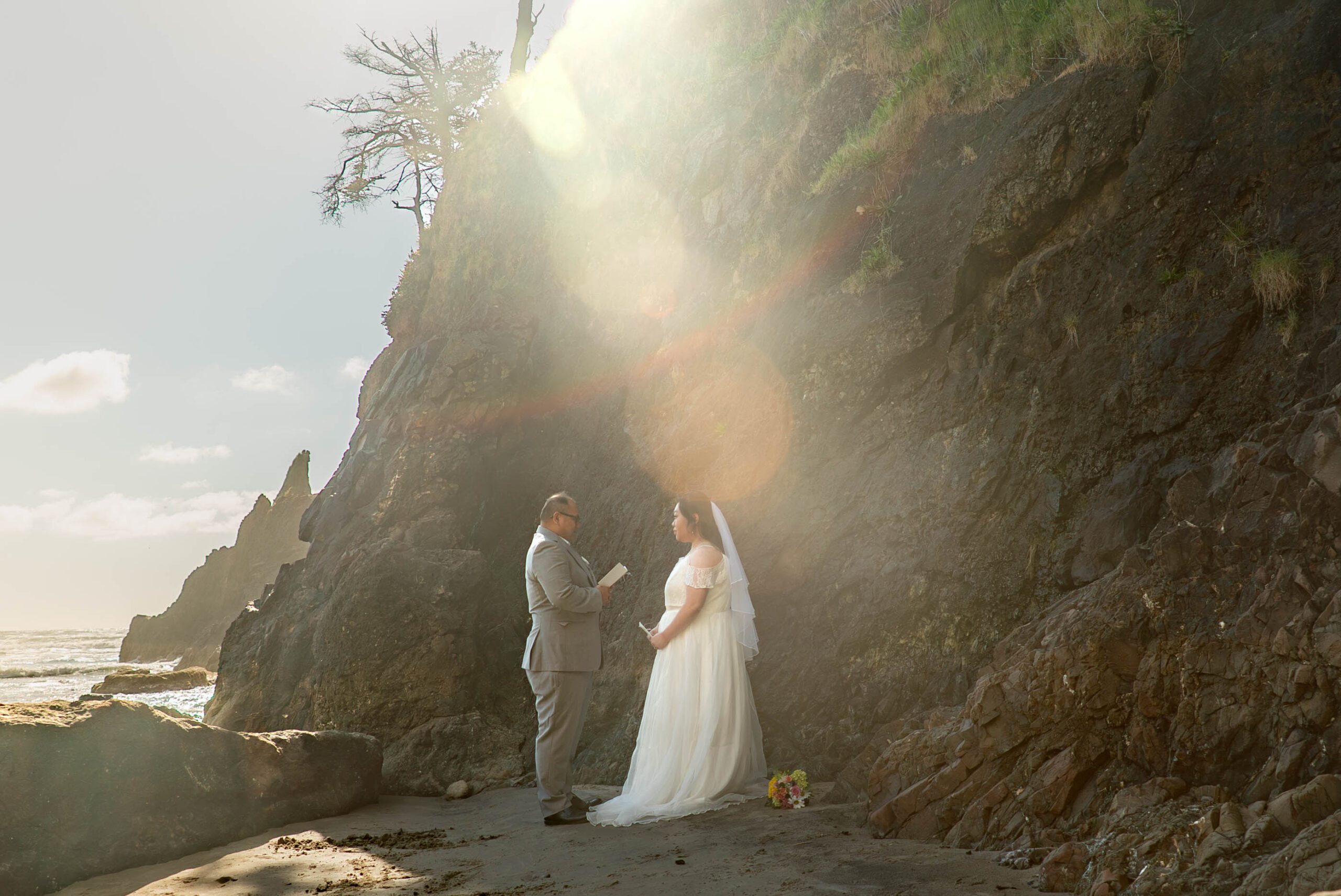 eloping couple on the Oregon Coast