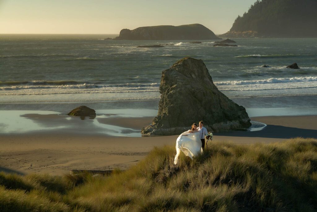 couple eloping on the Oregon Coast