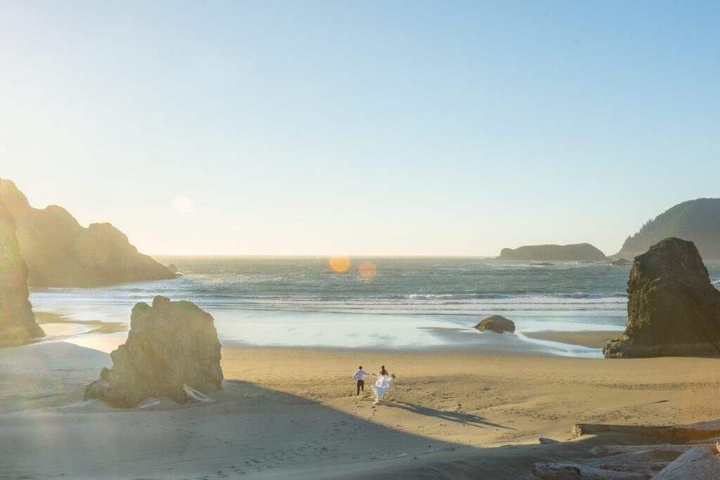 couple eloping on the Oregon Coast